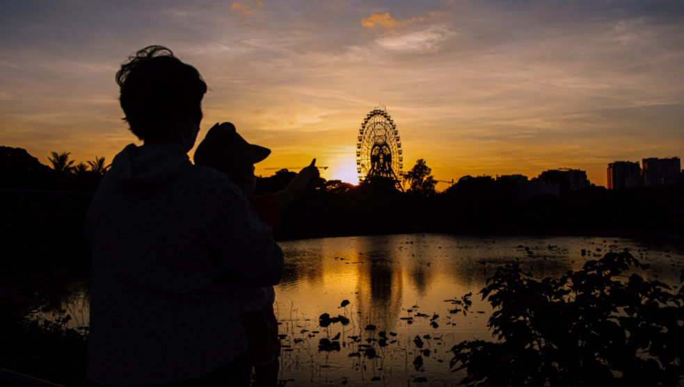 West Lake's mesmerizing sunset scene West Lake's mesmerizing sunset scene