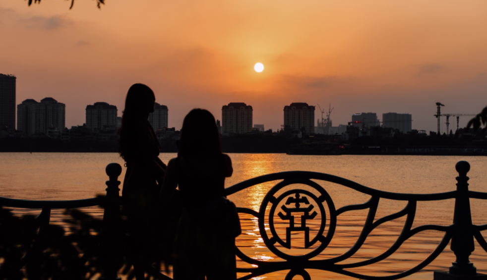 West Lake's mesmerizing sunset scene West Lake's mesmerizing sunset scene