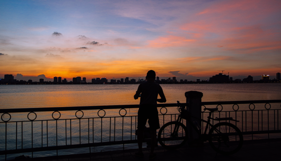 West Lake's mesmerizing sunset scene West Lake's mesmerizing sunset scene