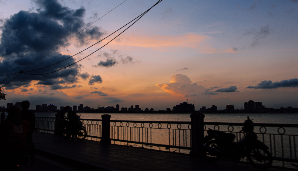 West Lake's mesmerizing sunset scene West Lake's mesmerizing sunset scene