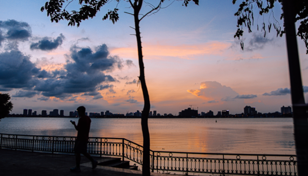 West Lake's mesmerizing sunset scene West Lake's mesmerizing sunset scene