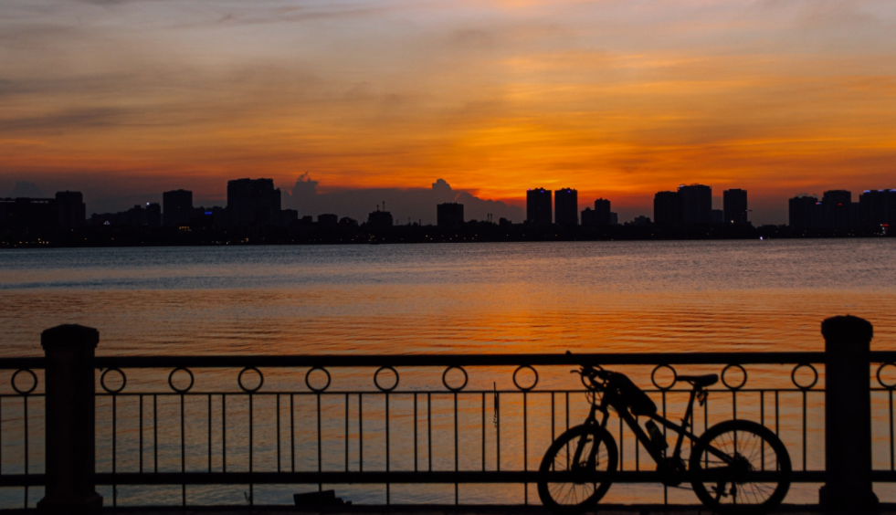 West Lake's mesmerizing sunset scene West Lake's mesmerizing sunset scene