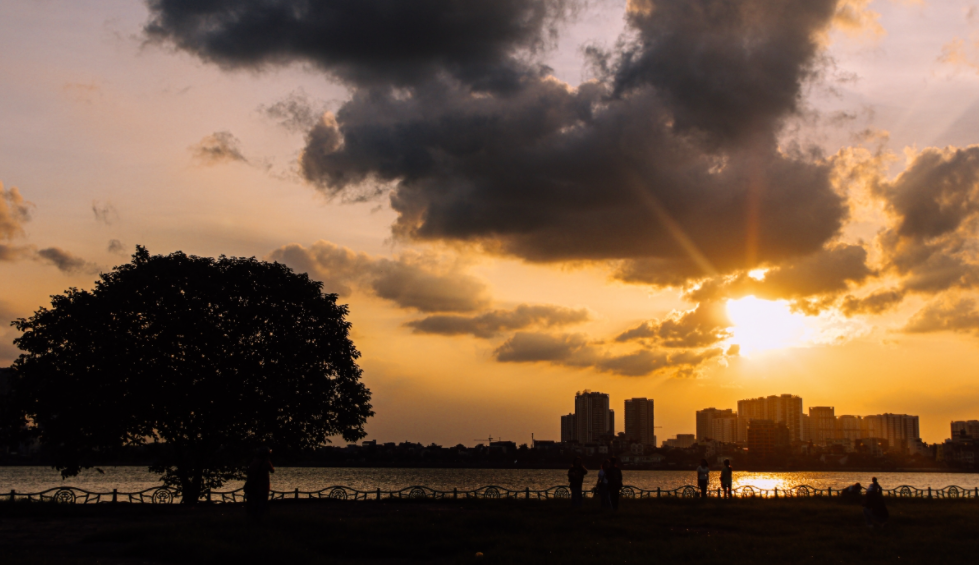West Lake's mesmerizing sunset scene West Lake's mesmerizing sunset scene