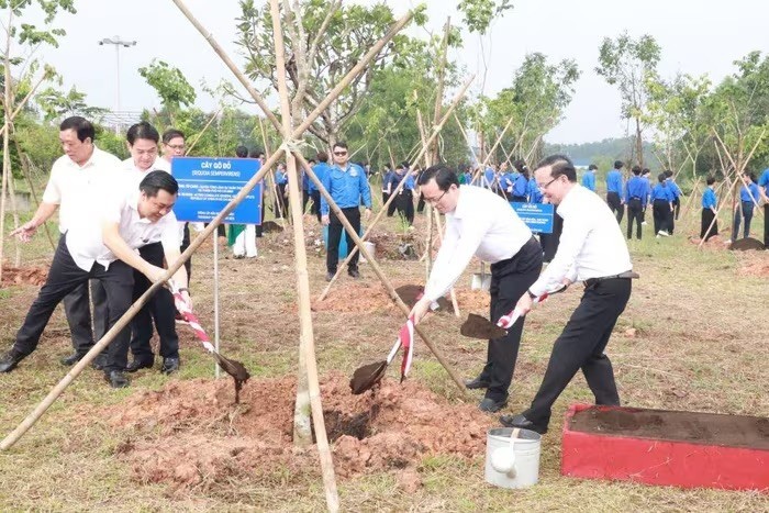 Representatives from Vietnamese and Chinese agencies plant trees at the event. (Photo: VNA) Representatives from Vietnamese and Chinese agencies plant trees at the event. (Photo: VNA)