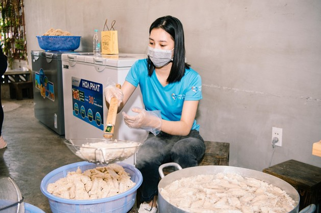 Miss Vietnam beauties lend helping hand to poor people in Ho Chi Minh City Miss Vietnam beauties lend helping hand to poor people in Ho Chi Minh City