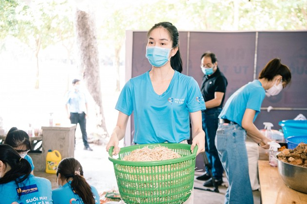 Miss Vietnam beauties lend helping hand to poor people in Ho Chi Minh City Miss Vietnam beauties lend helping hand to poor people in Ho Chi Minh City