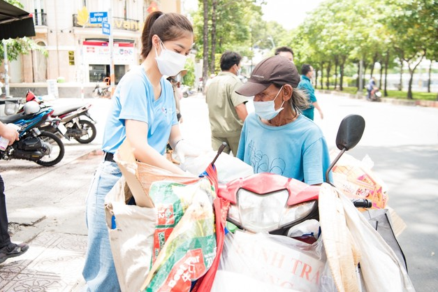 Miss Vietnam beauties lend helping hand to poor people in Ho Chi Minh City Miss Vietnam beauties lend helping hand to poor people in Ho Chi Minh City