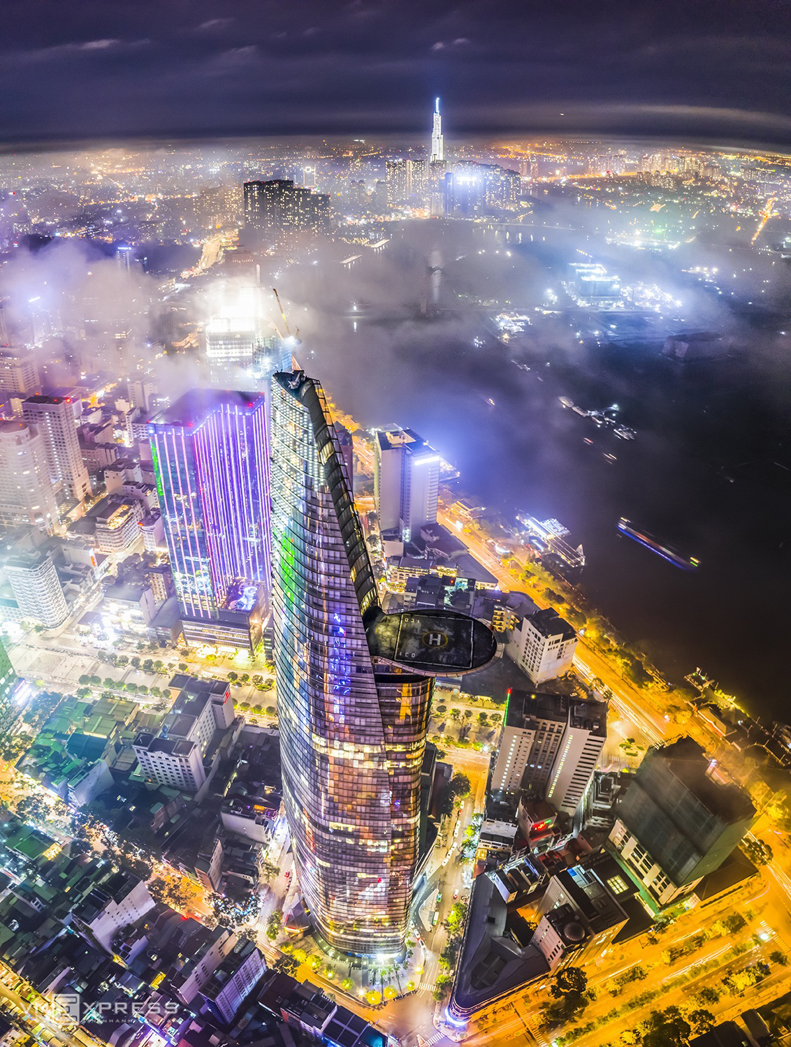 A dreamy Saigon under cloud and fog 0040 4