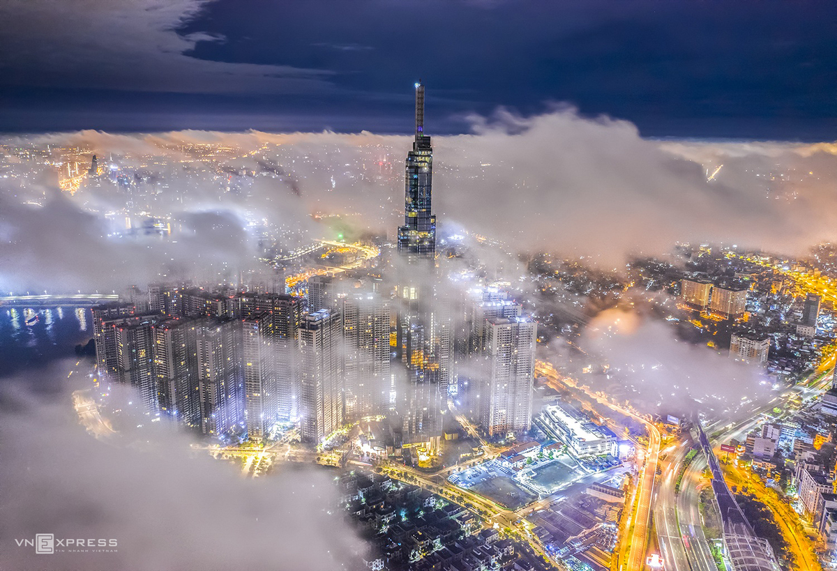 A dreamy Saigon under cloud and fog 0044 3