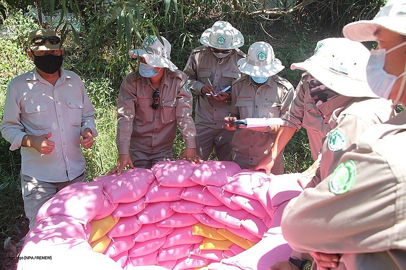 British Teacher Helps Clear Mines: British Teacher Helps Clear Mines: