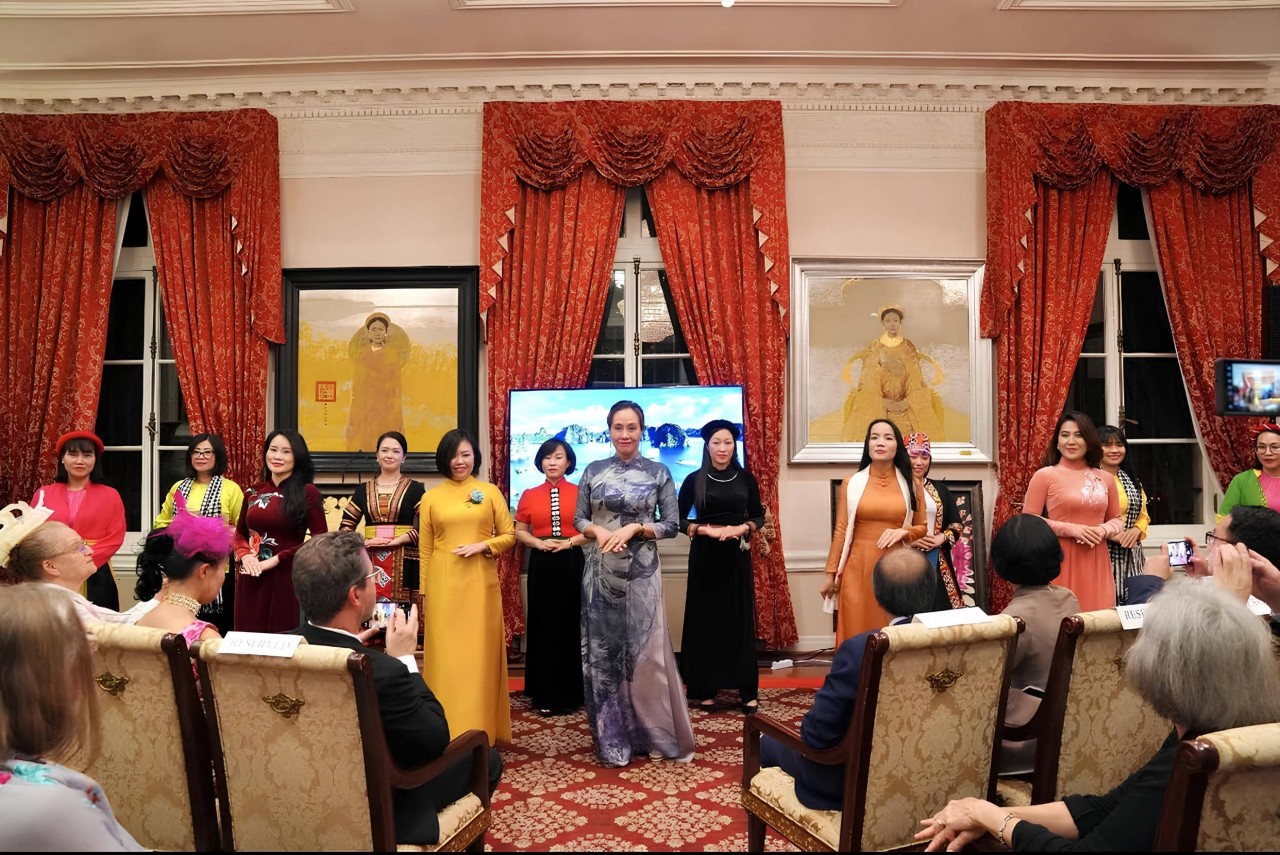 A performance of colorful traditional costumes of the northern mountainous peoples, Ba Ba Ao Dai, Four-Piece Ao Dai and Ao Dai set to the rhythm of Vietnamese music. A performance of colorful traditional costumes of the northern mountainous peoples, Ba Ba Ao Dai, Four-Piece Ao Dai and Ao Dai set to the rhythm of Vietnamese music.