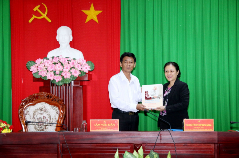 vufo president encourages soc trangs work in people to relations