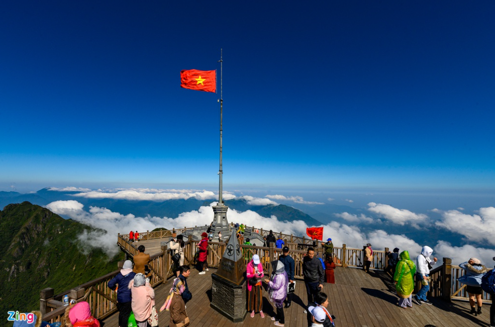 Unique flag raising ceremony on top of Fansipan mount, dubbed the Roof of Indochina 0949 capture1