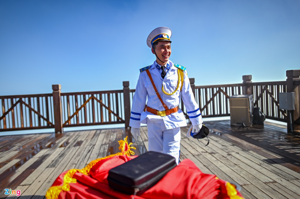 Unique flag raising ceremony on top of Fansipan mount Unique flag raising ceremony on top of Fansipan mount