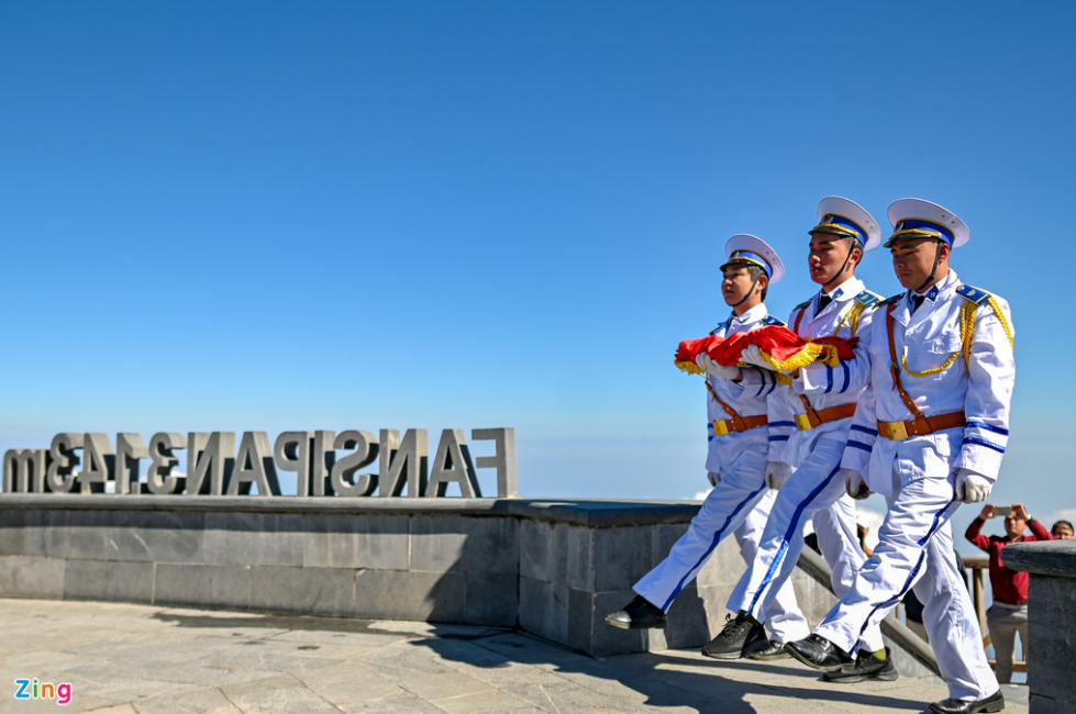 Unique flag raising ceremony on top of Fansipan mount Unique flag raising ceremony on top of Fansipan mount