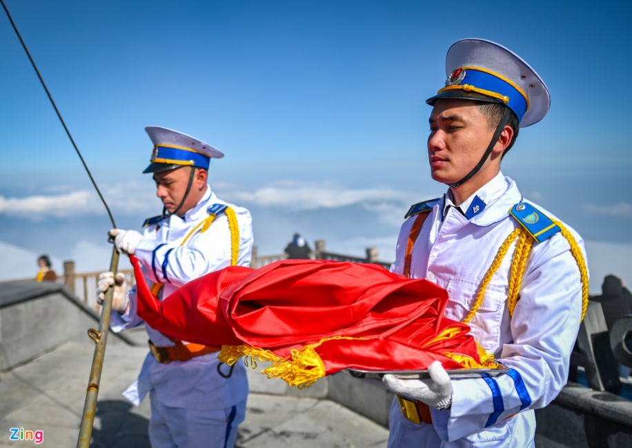 Unique flag raising ceremony on top of Fansipan mount Unique flag raising ceremony on top of Fansipan mount