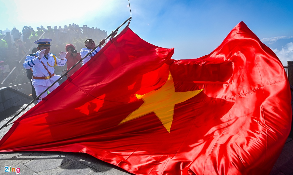 Unique flag raising ceremony on top of Fansipan mount Unique flag raising ceremony on top of Fansipan mount