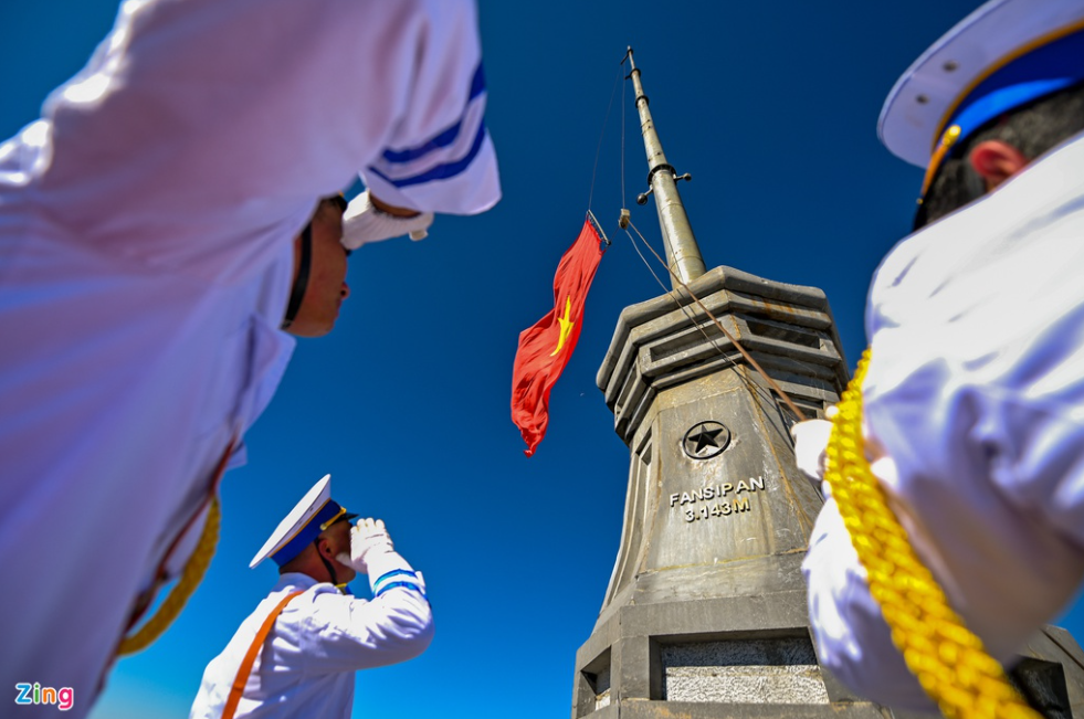 Unique flag raising ceremony on top of Fansipan mount Unique flag raising ceremony on top of Fansipan mount