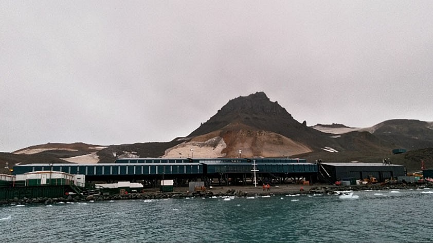 Overseas Vietnamese Professor Devotes to Research in Antarctica Overseas Vietnamese Professor Devotes to Research in Antarctica