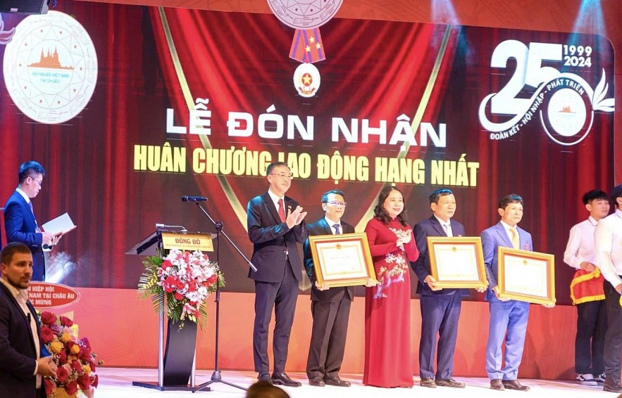 Vietnamese Association in the Czech Republic Received Honorable Medal Vietnamese Association in the Czech Republic Received Honorable Medal
