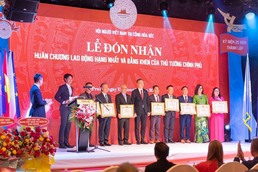 Vietnamese Association in the Czech Republic Received Honorable Medal Vietnamese Association in the Czech Republic Received Honorable Medal