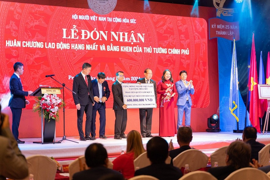 Vietnamese Association in the Czech Republic Received Honorable Medal Vietnamese Association in the Czech Republic Received Honorable Medal