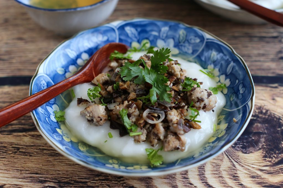 hot steamed rice pudding must try winter specialty in hanoi