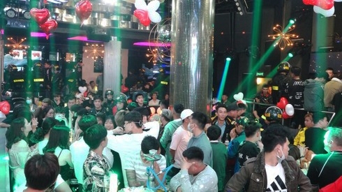 Lâm Đồng: Đột kích quán bar, phát hiện 92 đối tượng dương tính với ma túy dot kich quan bar phat hien 92 doi tuong duong tinh voi ma tuy