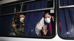 hanh khach boc kin nguoi vi so nhiem virus corona