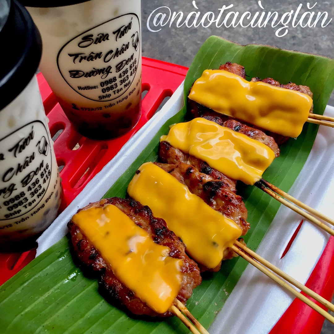 Thịt xiên nướng phô mai và loạt món ngon ở khu chợ ẩm thực TP.HCM thit xien nuong pho mai hu tieu oc va nhung mon an ngon o khu cho am thuc tphcm