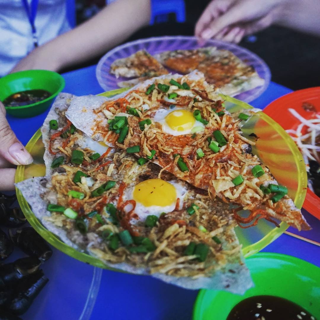 Thịt xiên nướng phô mai và loạt món ngon ở khu chợ ẩm thực TP.HCM thit xien nuong pho mai hu tieu oc va nhung mon an ngon o khu cho am thuc tphcm