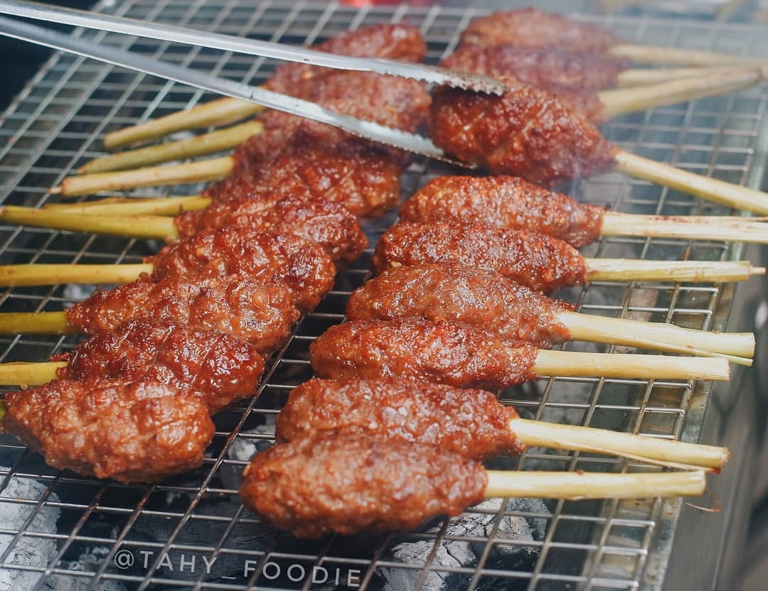Thịt xiên nướng phô mai và loạt món ngon ở khu chợ ẩm thực TP.HCM thit xien nuong pho mai hu tieu oc va nhung mon an ngon o khu cho am thuc tphcm