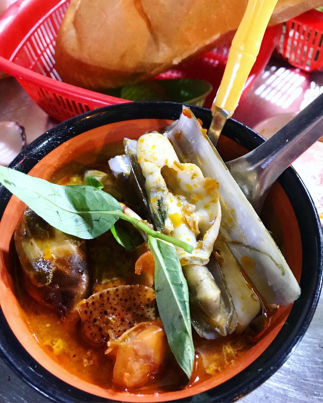 Thịt xiên nướng phô mai và loạt món ngon ở khu chợ ẩm thực TP.HCM thit xien nuong pho mai hu tieu oc va nhung mon an ngon o khu cho am thuc tphcm