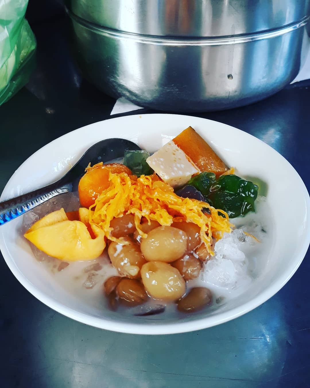 Thịt xiên nướng phô mai và loạt món ngon ở khu chợ ẩm thực TP.HCM thit xien nuong pho mai hu tieu oc va nhung mon an ngon o khu cho am thuc tphcm