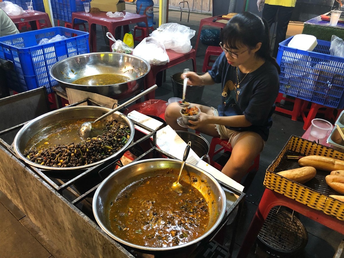 khach tay chi diem nhung mon an ngon o 3 khu cho noi tieng o da nang