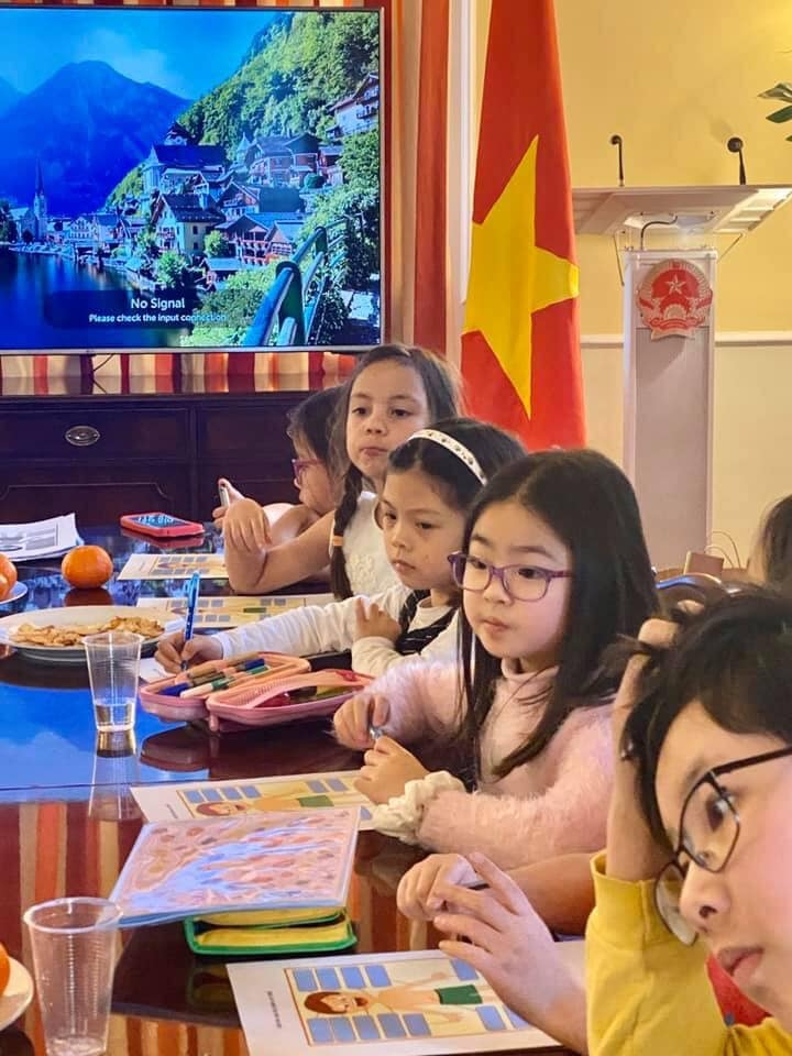 Khai giảng lớp dạy tiếng Việt cho trẻ em Việt Nam tại Thủ đô Viên, Cộng hòa Áo khai giang lop day tieng viet cho tre em cong dong viet nam tai thu do vien cong hoa ao
