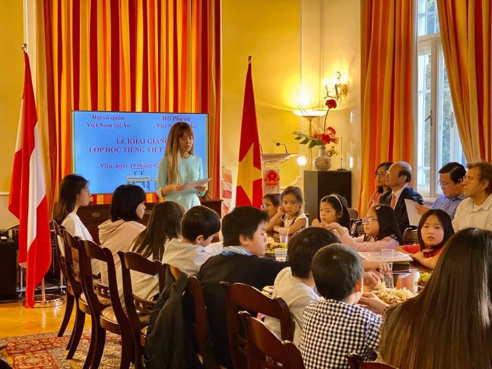 Khai giảng lớp dạy tiếng Việt cho trẻ em Việt Nam tại Thủ đô Viên, Cộng hòa Áo khai giang lop day tieng viet cho tre em cong dong viet nam tai thu do vien cong hoa ao