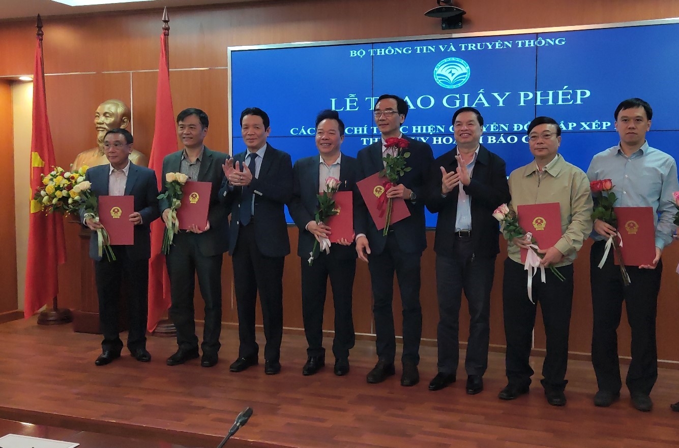 Trao giấy phép hoạt động cho 18 tạp chí của 18 tổ chức hội Trao giấy phép hoạt động cho 18 tạp chí của 18 tổ chức hội
