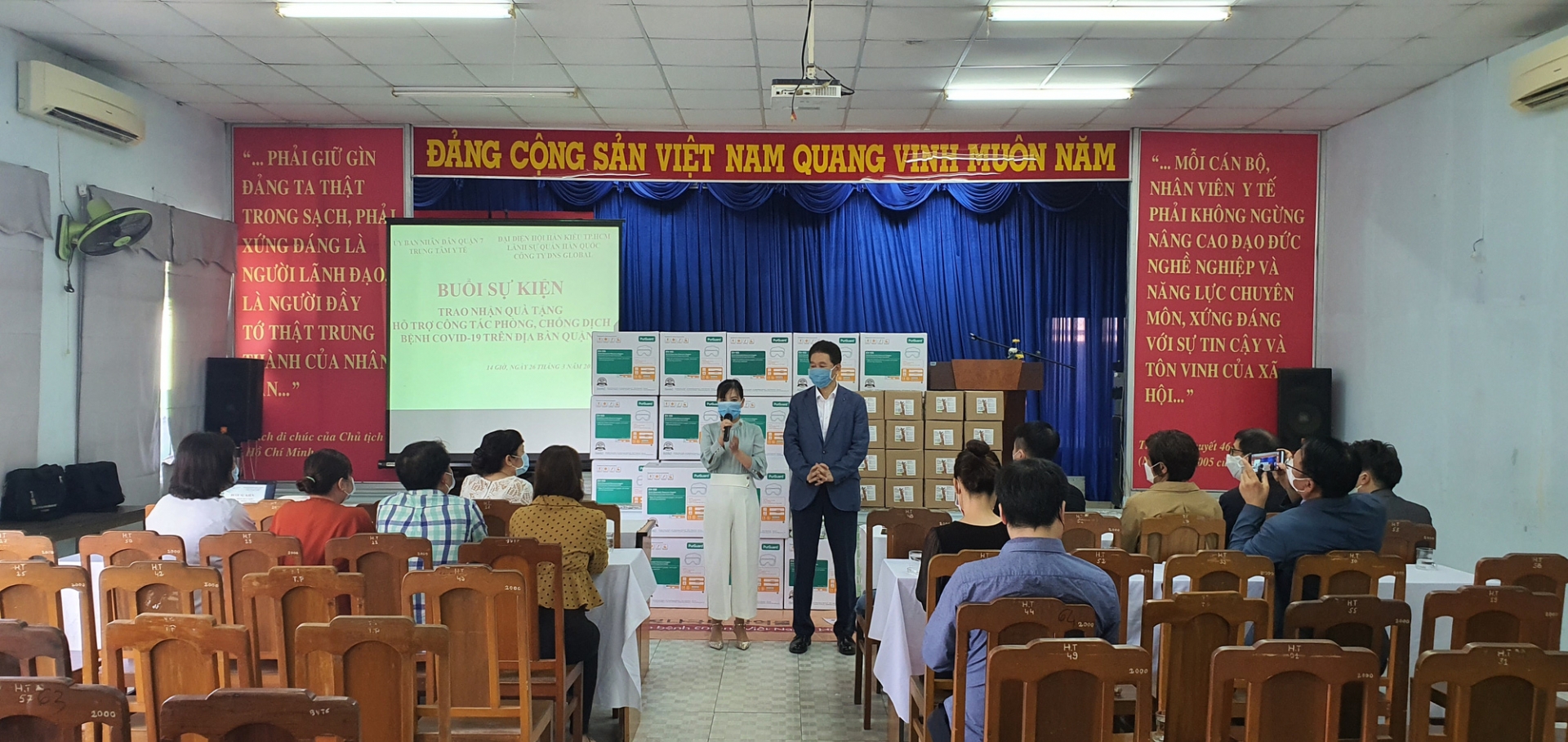 Hội Hàn Kiều tặng kính bảo hộ, nước rửa tay và tiền mặt cho khu vực Thành phố Hồ Chí Minh Hội Hàn Kiều tặng kính bảo hộ, nước rửa tay và tiền mặt cho khu vực Thành phố Hồ Chí Minh