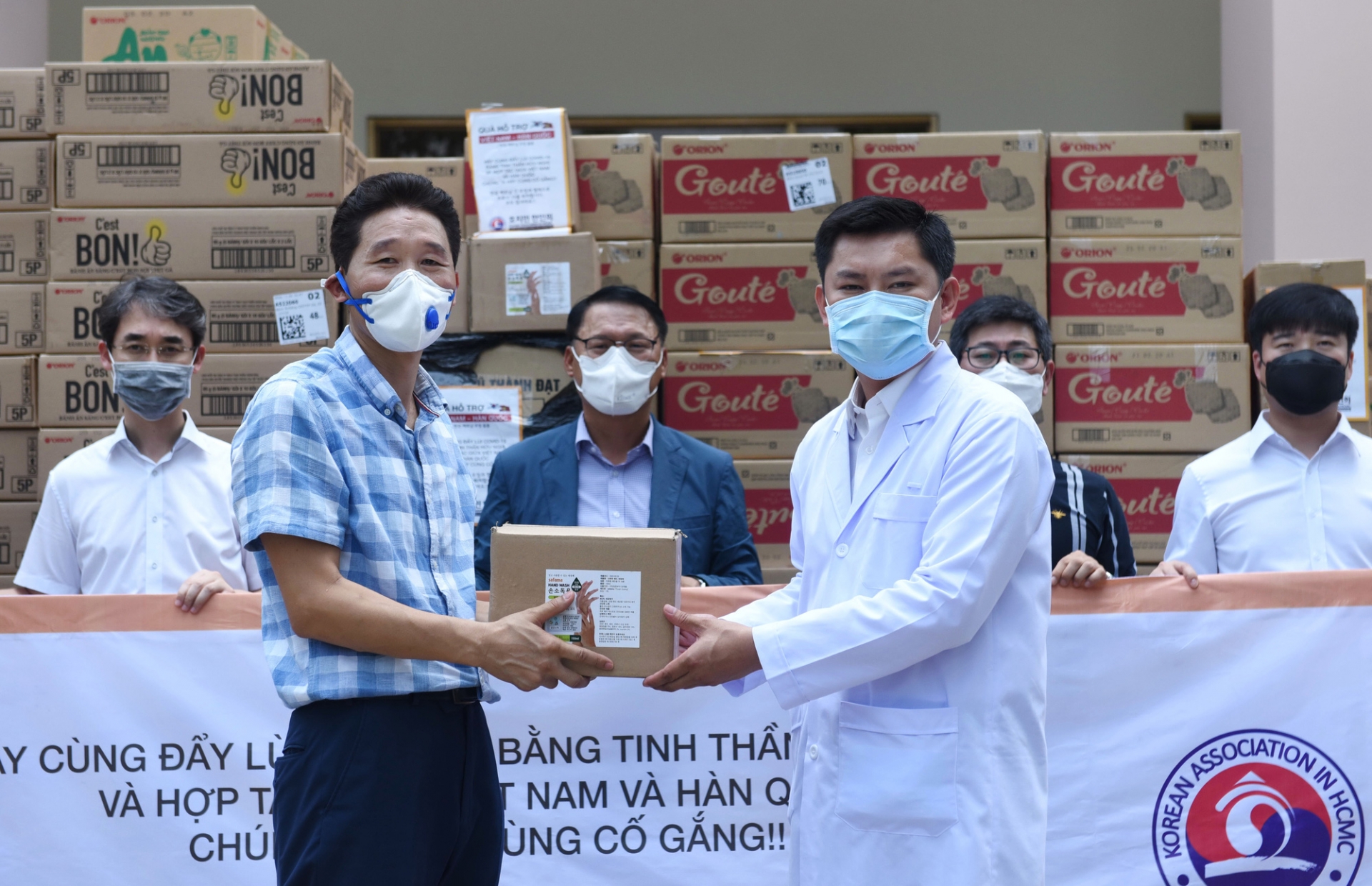 Hội Hàn Kiều tặng kính bảo hộ, nước rửa tay và tiền mặt cho khu vực Thành phố Hồ Chí Minh Hội Hàn Kiều tặng kính bảo hộ, nước rửa tay và tiền mặt cho khu vực Thành phố Hồ Chí Minh