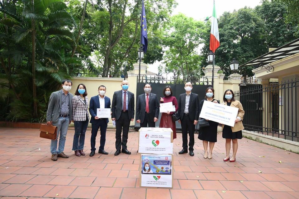 Hội Hữu nghị Việt Nam - Italia tặng 41.000 khẩu trang cho Đại sứ quán Italia tại Việt Nam Hội Hữu nghị Việt Nam - Italia tặng 41.000 khẩu trang cho Đại sứ quán Italia tại Việt Nam