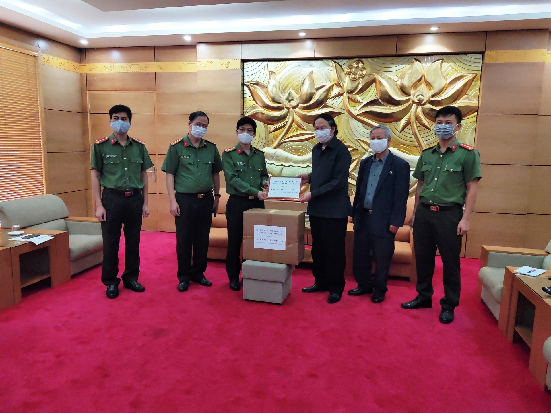 Hội Hữu nghị Việt - Lào trong Công an nhân dân là đơn vị tiên phong hỗ trợ Lào chống dịch COVID-19 hoi huu nghi viet lao cong an nhan dan ho tro lao