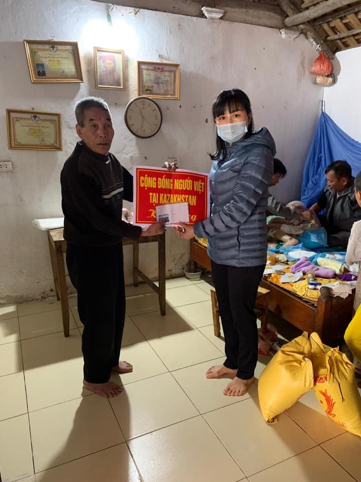 Người Việt tại Kazakhstan hỗ trợ hàng tấn gạo cho người nghèo thành thị chống COVID-19 Người Việt tại Kazakhstan hỗ trợ hàng tấn gạo cho người nghèo thành thị chống COVID-19