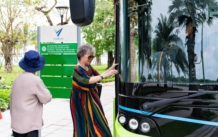 Háo hức khám phá xe buýt điện đầu tiên tại Việt Nam với những trải nghiệm “cực chất” Háo hức khám phá xe buýt điện đầu tiên tại Việt Nam với những trải nghiệm “cực chất”