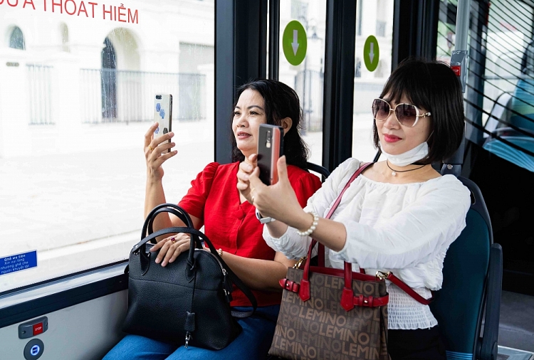 Háo hức khám phá xe buýt điện đầu tiên tại Việt Nam với những trải nghiệm “cực chất” Háo hức khám phá xe buýt điện đầu tiên tại Việt Nam với những trải nghiệm “cực chất”