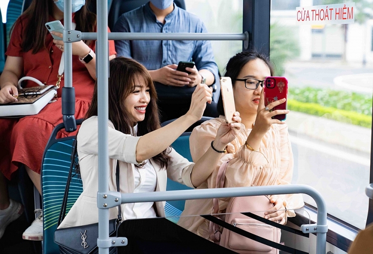 Háo hức khám phá xe buýt điện đầu tiên tại Việt Nam với những trải nghiệm “cực chất” Háo hức khám phá xe buýt điện đầu tiên tại Việt Nam với những trải nghiệm “cực chất”