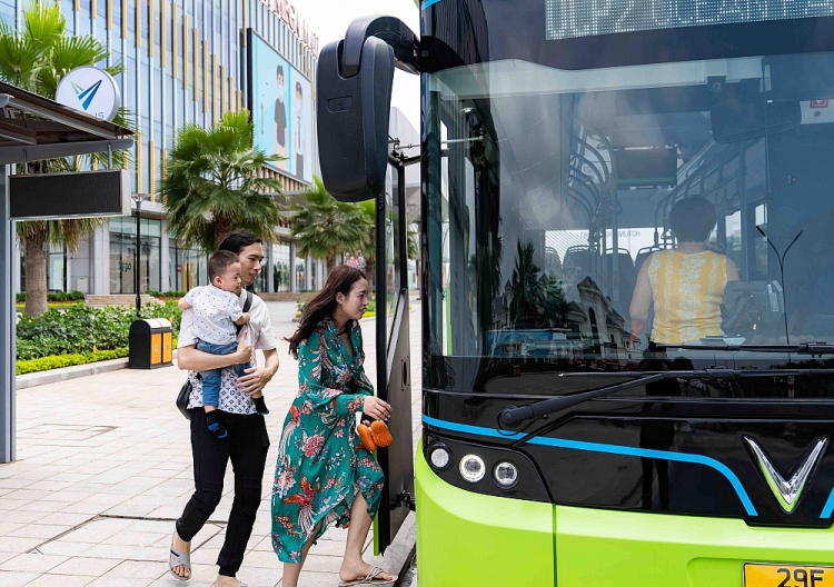 Háo hức khám phá xe buýt điện đầu tiên tại Việt Nam với những trải nghiệm “cực chất” Háo hức khám phá xe buýt điện đầu tiên tại Việt Nam với những trải nghiệm “cực chất”