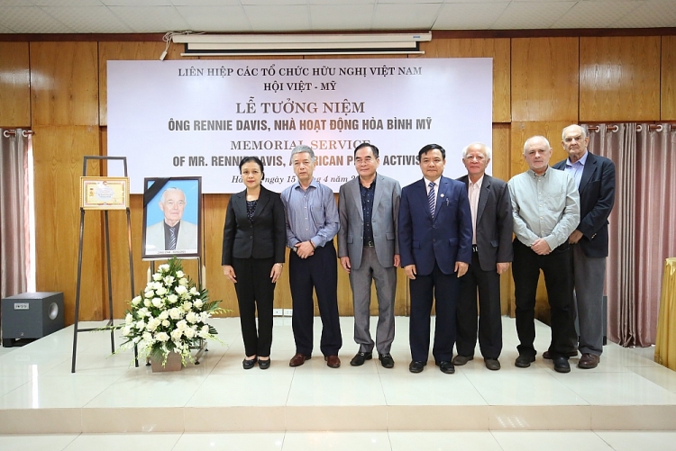 Ông Rennie Davis: nhà hoạt động hòa bình Mỹ, người bạn thuỷ chung của nhân dân Việt Nam Ông Rennie Davis: nhà hoạt động hòa bình Mỹ, người bạn thuỷ chung của nhân dân Việt Nam