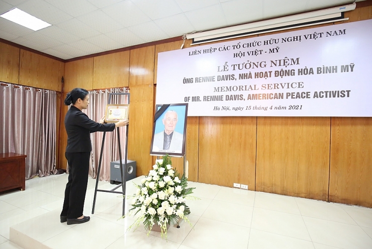 Ông Rennie Davis: nhà hoạt động hòa bình Mỹ, người bạn thuỷ chung của nhân dân Việt Nam Ông Rennie Davis: nhà hoạt động hòa bình Mỹ, người bạn thuỷ chung của nhân dân Việt Nam