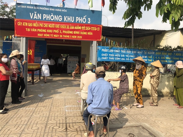 HUFO trao ATM gạo cùng 16 tấn gạo cho người dân có hoàn cảnh khó khăn do dịch Covid- 19 hufo trao atm gao cung 16 tan gao cho nguoi dan co hoan canh kho khan do dich covid 19